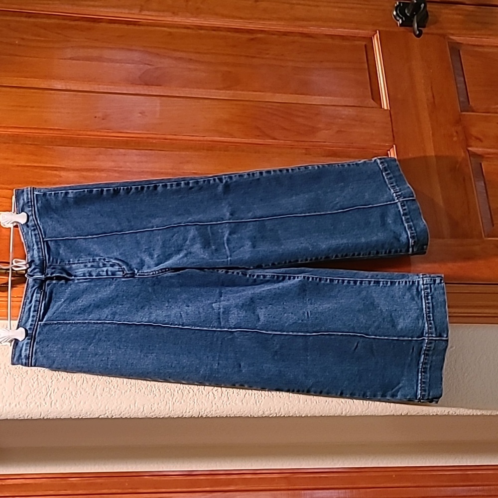 WOMAN'S FREE PEOPLE CROPPED JEANS SIZE 29